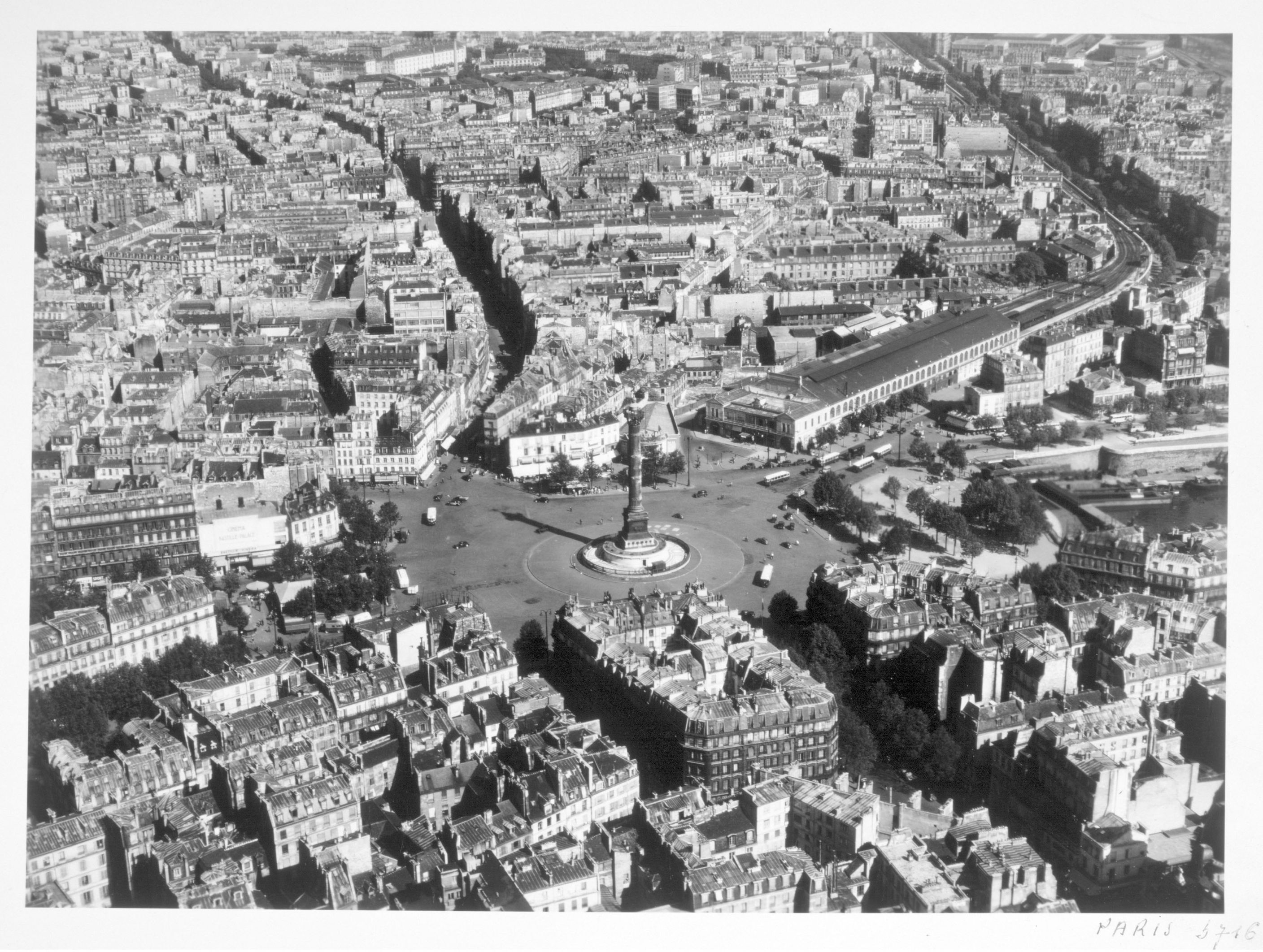 Vista aerea di Parigi: la piazza della Bastiglia e la colonna di Luglio. 11° e 12° arrondissement, Parigi.