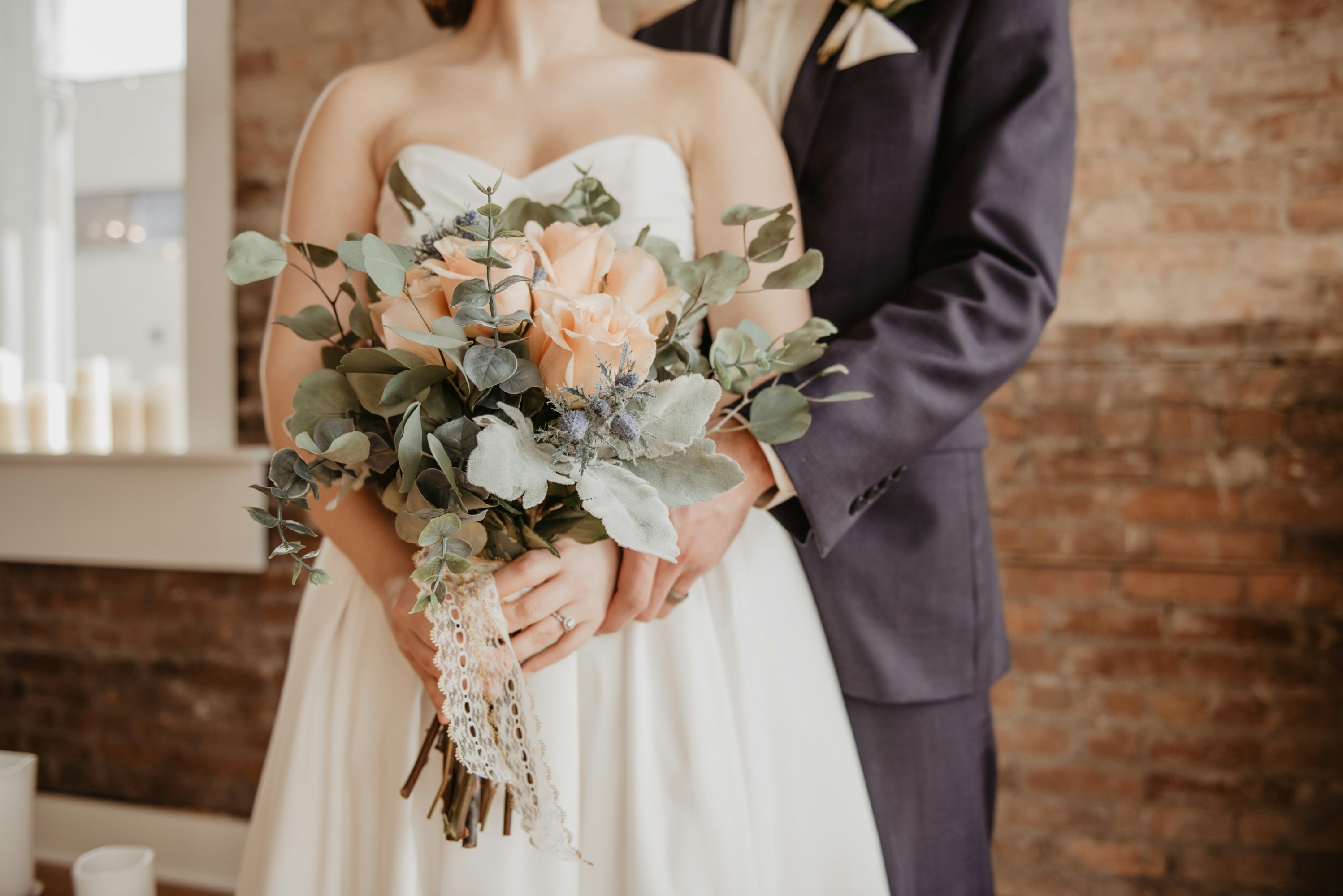 homme et femme mariée avec un bouquet de fleurs