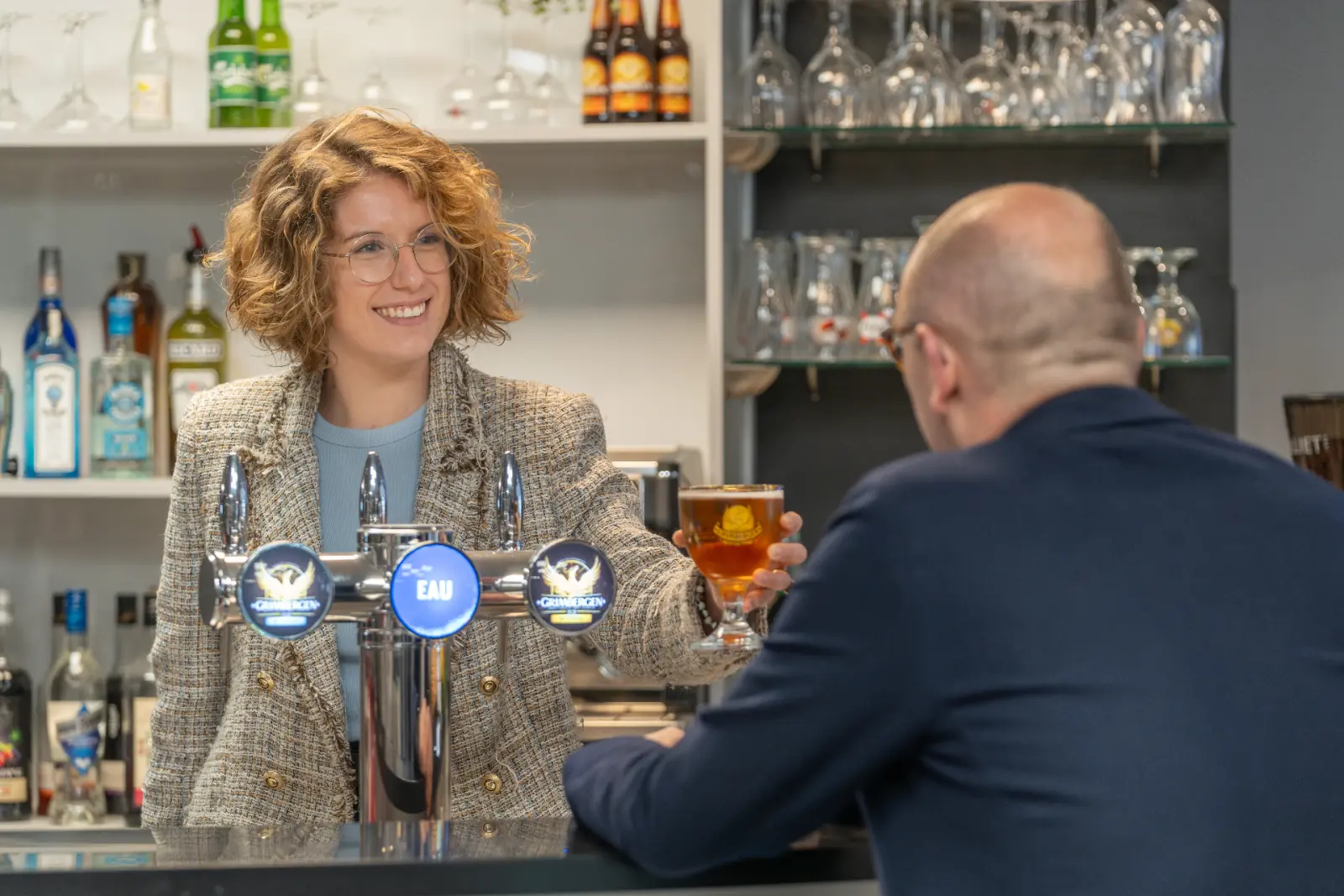 Bar convivial de l'hôtel