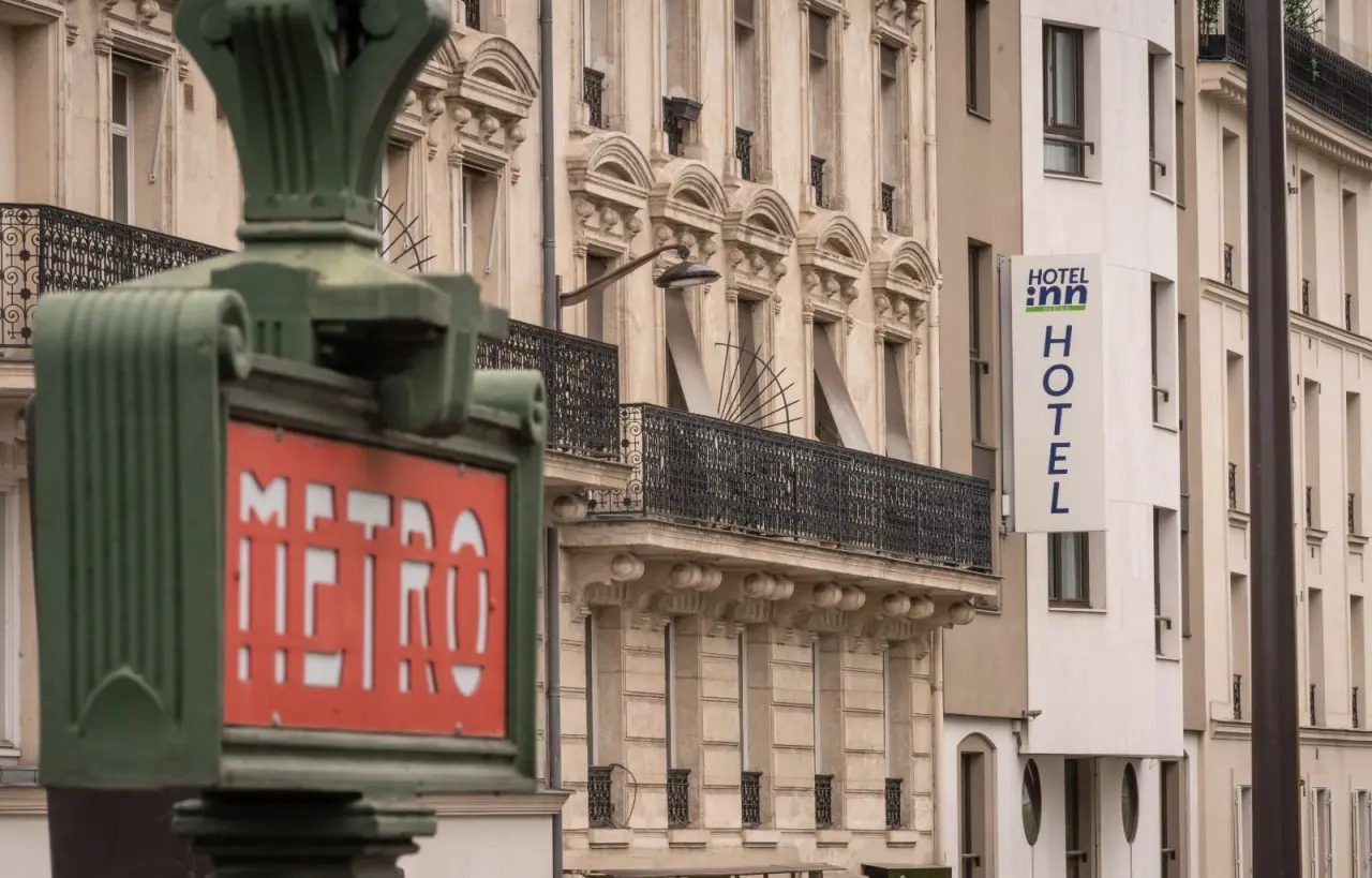 Façade de l'Hotel Inn Paris avec le métro